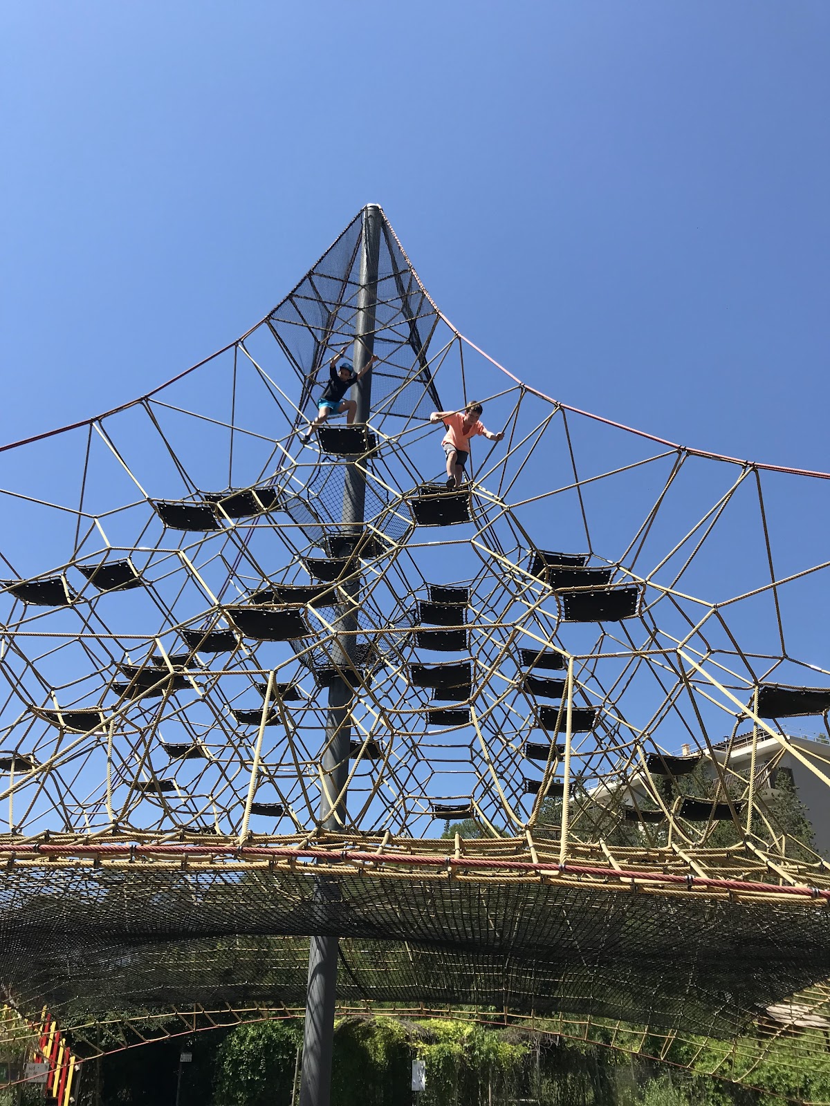 Le Village des Fous — 2